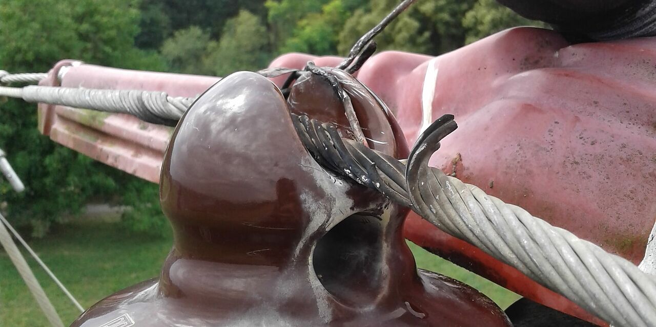 Durch Blitzeinschlag beschädigter Stützisolator