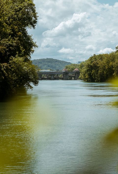 Breiter Fluss mit Brücke im Hintergrund