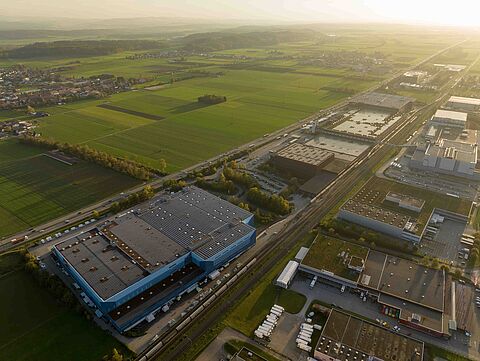 Luftbild der Photovoltaik Anlage auf dem Dach der Migros