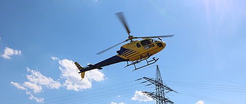 Hubschrauber bei Leitungskontrolle 