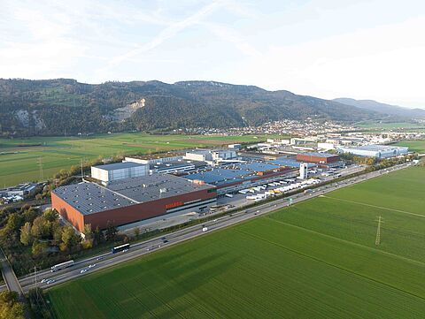 Luftbild der Photovoltaik Anlage auf dem Dach der Migros