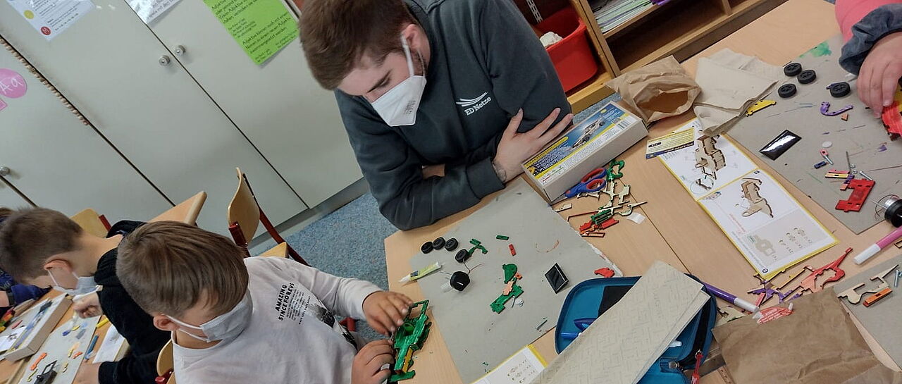 Auszubildende der ED Netze GmbH bastelten gemeinsam mit Drittklässlern der Grundschule an der Wehra in Öflingen Solarautos.