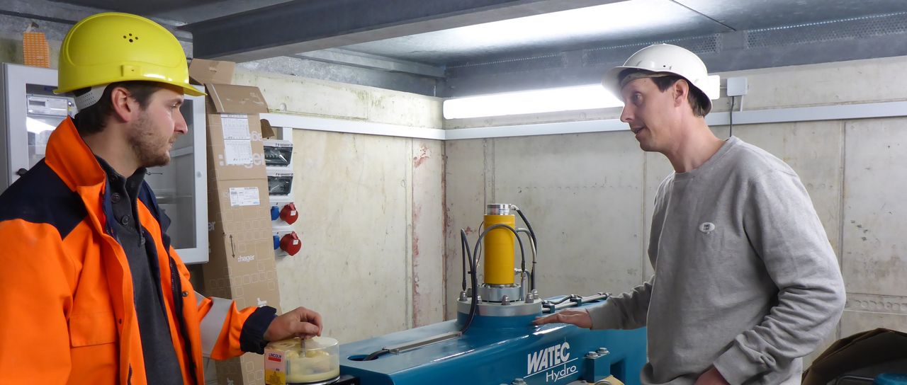 Am Generator im Maschinenraum des Dotierkraftwerkes.