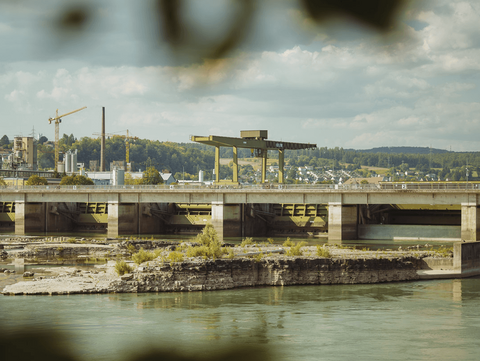 Wasserkraftwerk Rheinfelden mit Industriekränen am Rhein