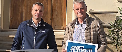 Zwei Männer vor dem Rathaus