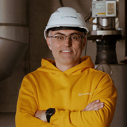 naturenergie Mitarbeiter vor Heizung