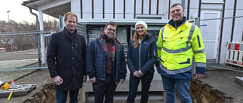 Vier Personen vor dem neuen Trafo