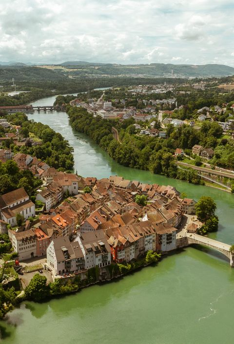 Große Stadt, durch welche ein breiter Fluss fließt