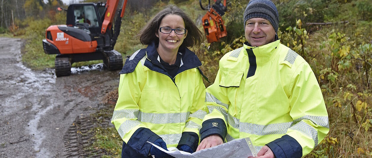 Umweltbeauftragte und Projektleiter bei Pflegearbeiten unter Freileitungen