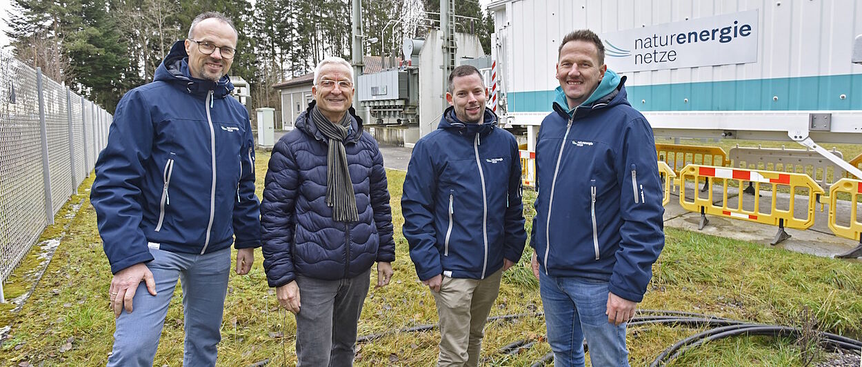 Vier Personen im Umspannwerk