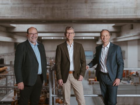 Geschäftsführer Michel Schwery (CH), Klaus Müller (D), Daniel Schölderle (D) von nturenergie stehen in einer industriellen Anlage, die moderne und nachhaltige Energieproduktion symbolisiert.