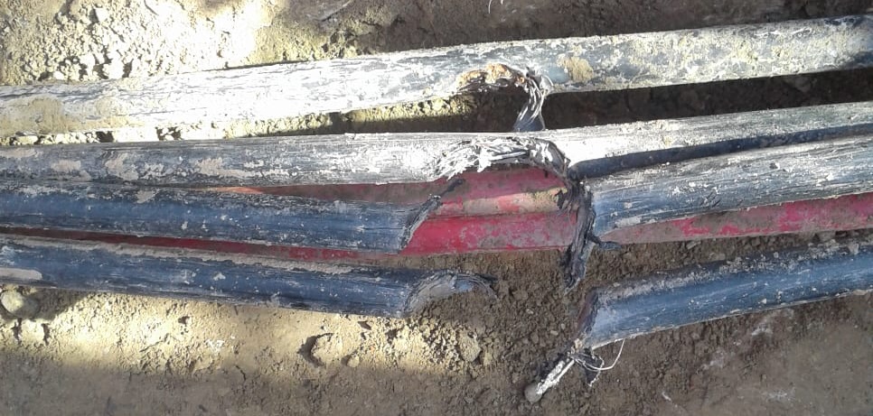 Bagger beschädigt Kabel bei Erdarbeiten