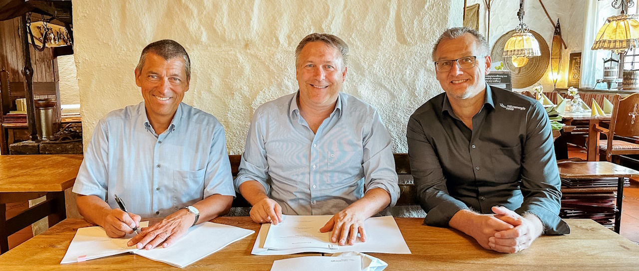 Boris Philippeit, kaufmännischer Geschäftsführer naturenergie netze GmbH, Bürgermeister Alois Fritschi und Daniel Obermeier, technischer Geschäftsführer naturenergie netze GmbH bei der Unterzeichnung des neuen Stromkonzessionsvertrages für den Eigeltinger Ortsteil Honstetten (von links).  