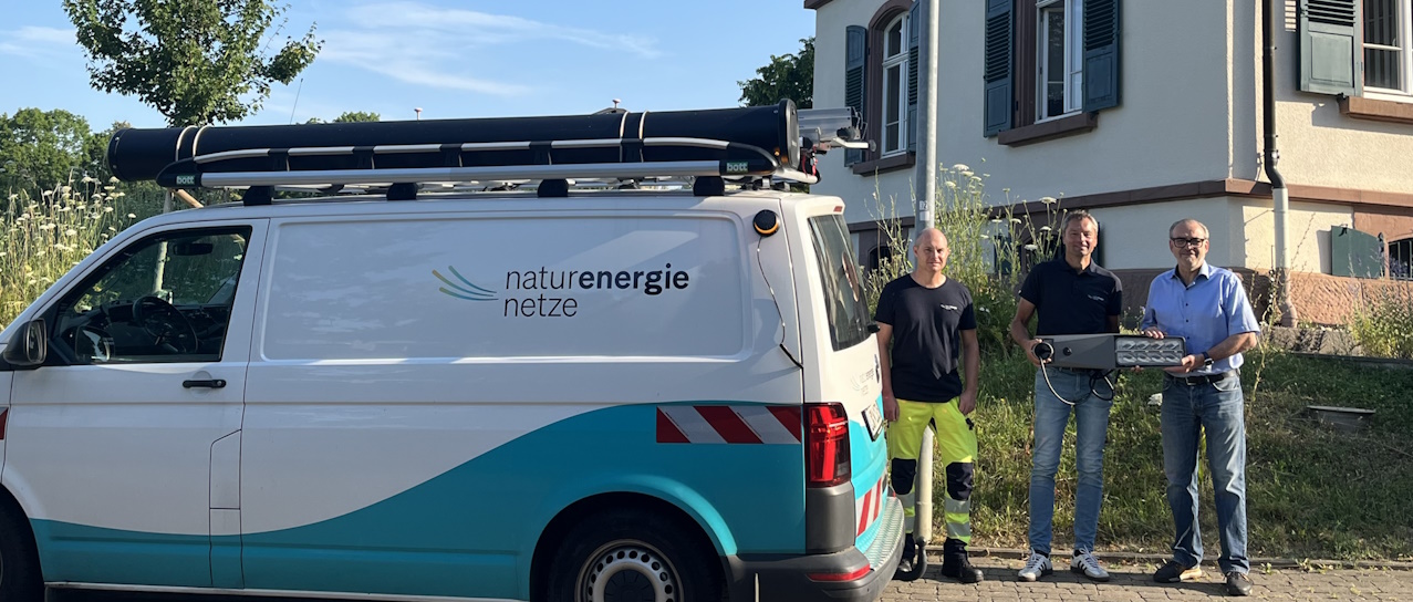 Die naturenergie netze GmbH modernisiert die Straßenbeleuchtung in Bollschweil. Auf dem Bild von links nach rechts Christian Krüger und Jürgen Schelb, naturenergie netze GmbH und Bürgermeister Jörg Wagner