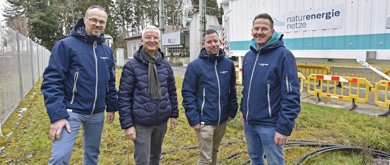 Vier Personen im Umspannwerk