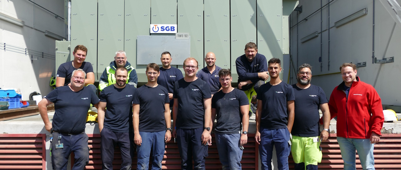 Millimeterarbeit im Umspannwerk: Der neue 66-Tonnen-Transformator wird in das Umspannwerk Ziegelwiesen eingebracht. Er ersetzt seinen Vorgänger, hat mehr Leistung, ist effizienter und leiser im Betrieb. 