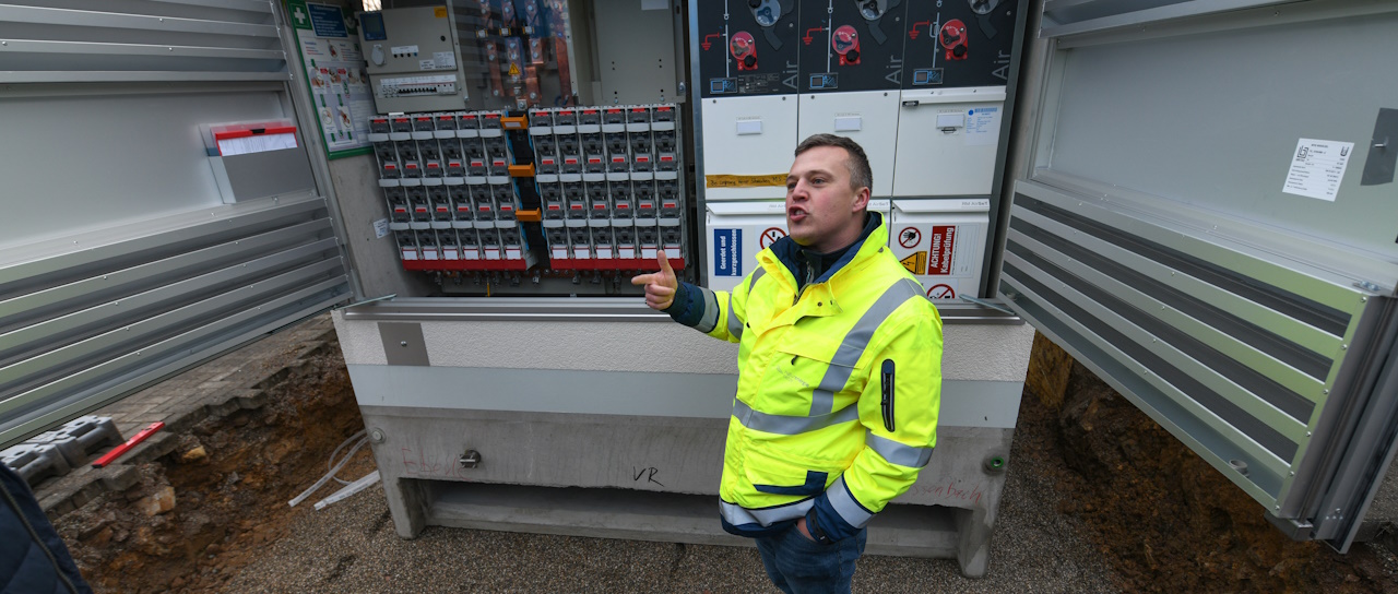 Mann vor Ortsnetztrafostation