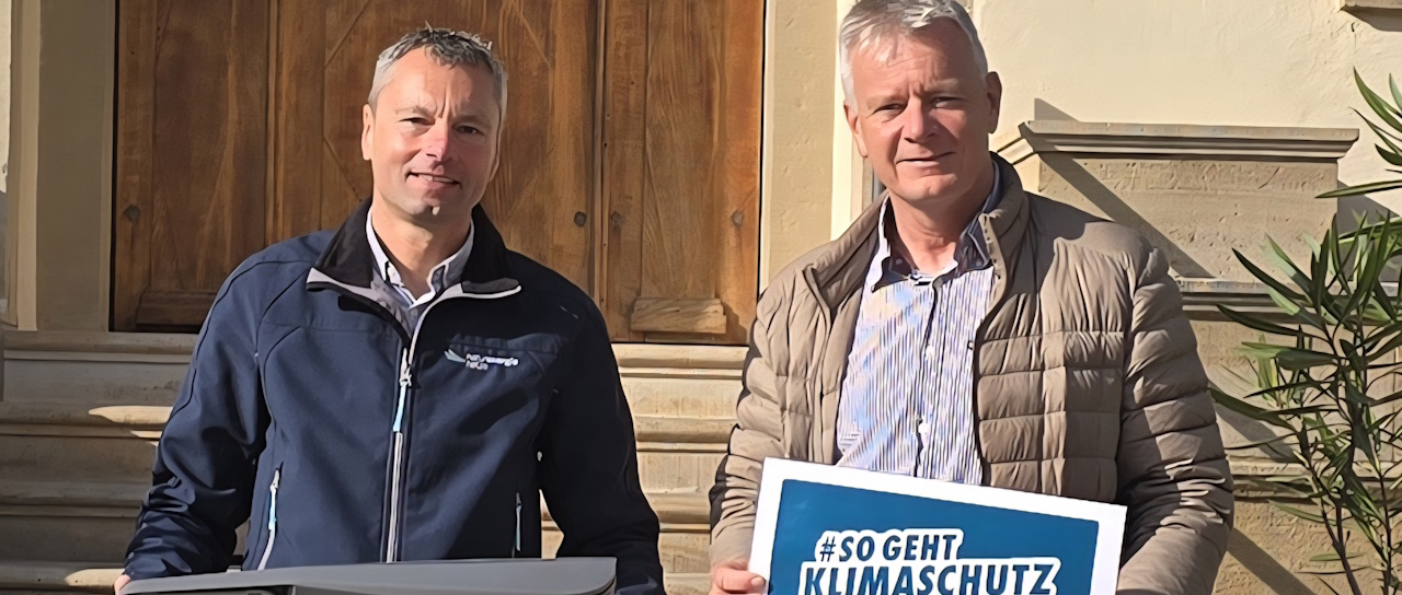 Zwei Männer vor dem Rathaus