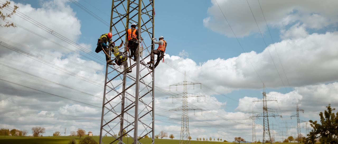 Monteure an einem Strommasten
