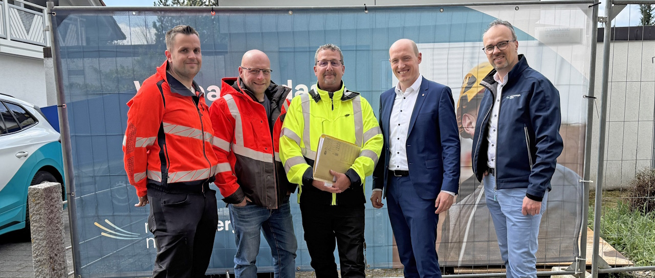 Gruppe vor Trafostation in Bad Dürrheim